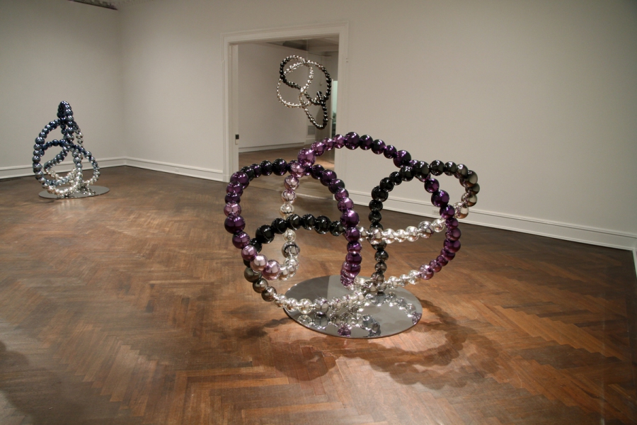 Black and purple Knot, 2012 (foreground). Mirrored glass, stainless steel. Blu Knot, 2012 (left). Mirrored glass, stainless steel. Black Knot, 2012 (in the background). Mirrored glass, stainless steel.