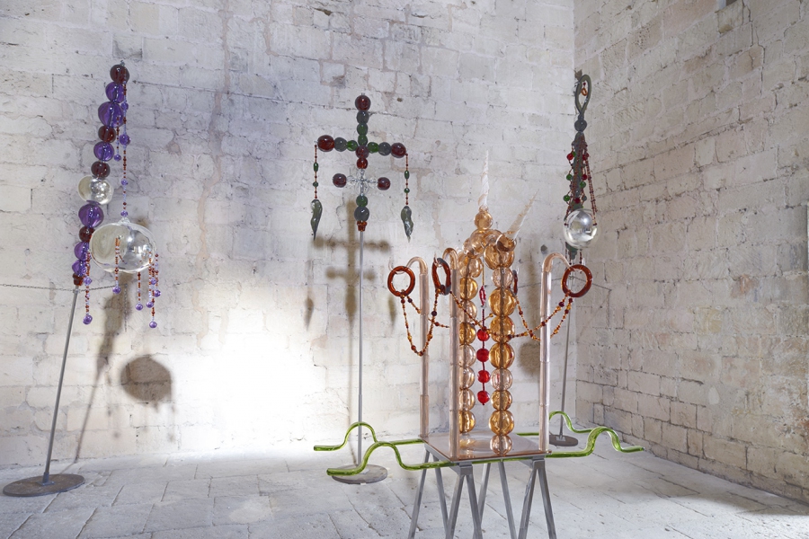 The Unicorne (foreground), Bannière n°10 (left),  Bannière n°4 (center), L’Affolante: Bannière n°16 (right), 2003. CIRVA glass, steel.