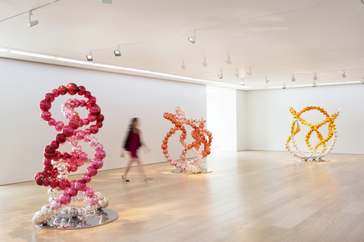 Nœud rouge miroir (gauche) Nœud rose miroir (centre), Nœud ambre miroir (droite), 2014 | Red mirrored knot (left), Pink mirrored knot (center), Amber mirrored knot (right), 2014