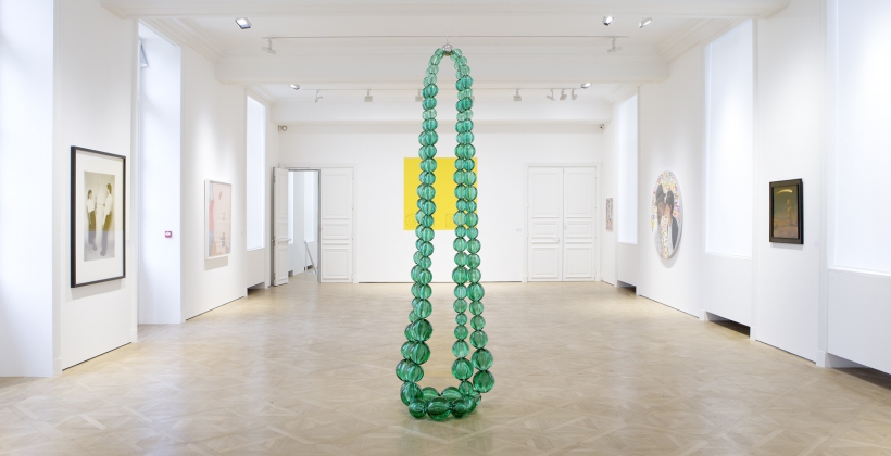 Double Collier Emeraude, 2013. Verre de Murano émeraude, inox. 330 x 50 x 60 cm. | Double Collier Emeraude, 2013. Emerald Murano Glass, stainles steel. 129 7/8 x 19 5/8 x 23 5/8 in. 