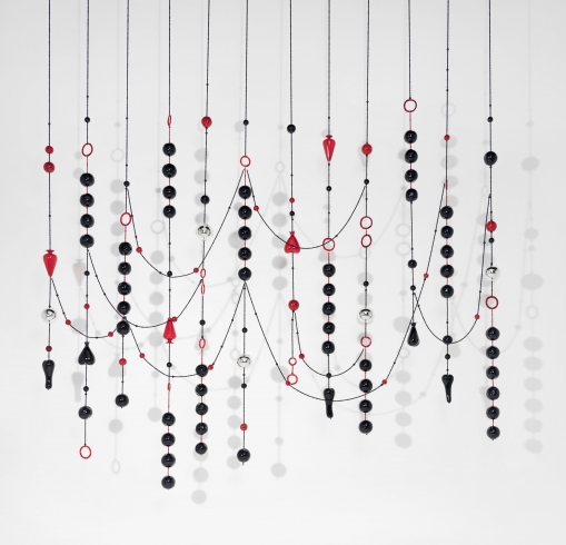Black Rosaries, 2014. Verre soufflé miroité, perles en verre, métal. 560 x 486 x 25 cm | Black Rosaries, 2014. Mirrored blown glass, glass beads, metal. 220 1/2 x 191 3/8 x 9 7/8 in. 