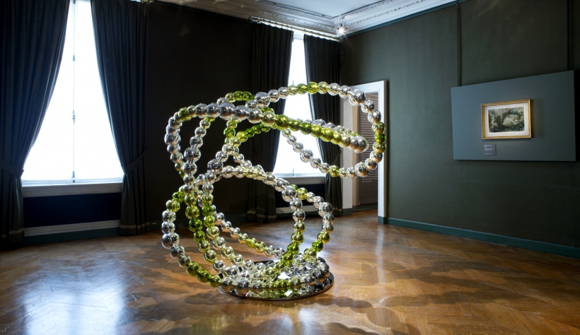 Le Nœud de Delacroix, 2012. Verre miroir vert, inox. | Le Nœud de Delacroix, 2012. Mirrored Grey Glass, Stainless Steel