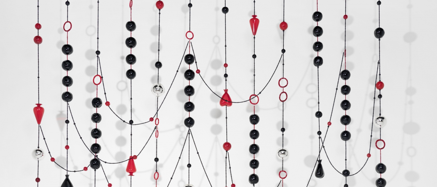 Black Rosaries, 2014. Verre soufflé miroité, perles en verre, métal. 560 x 486 x 25 cm