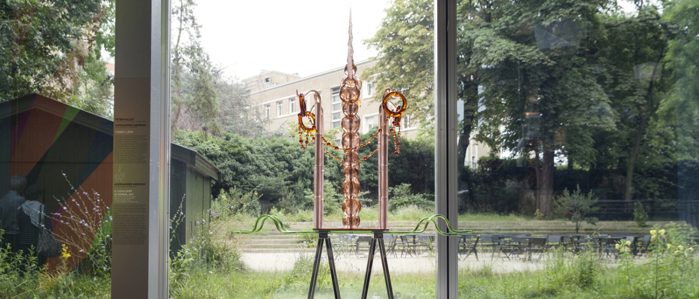 L'Unicorne, Le Cortège endormi, 2003. Verre du CIRVA, acier. 180 x 150 x 60 cm.