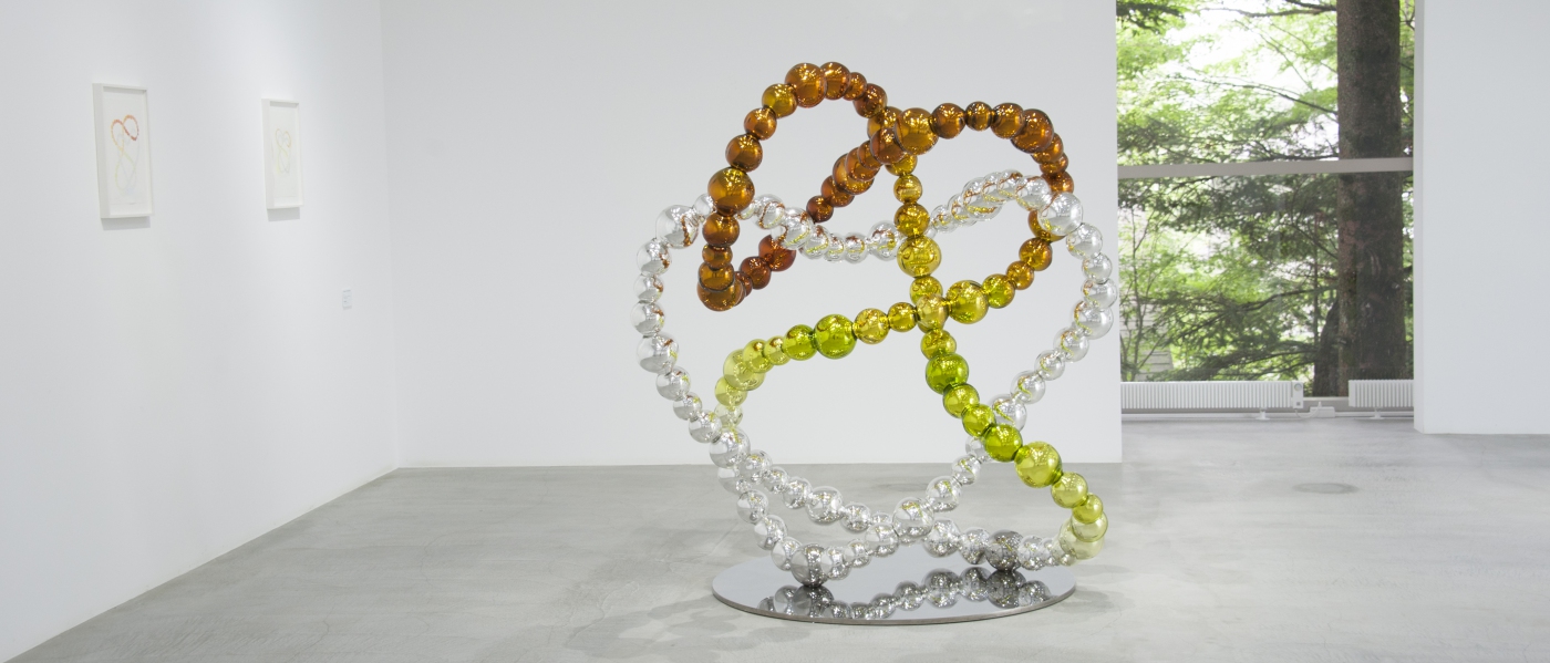 The Knot of the Imaginary, 2012. Verre ambre scarabée miroité, inox. 180 x 165 x 135 cm