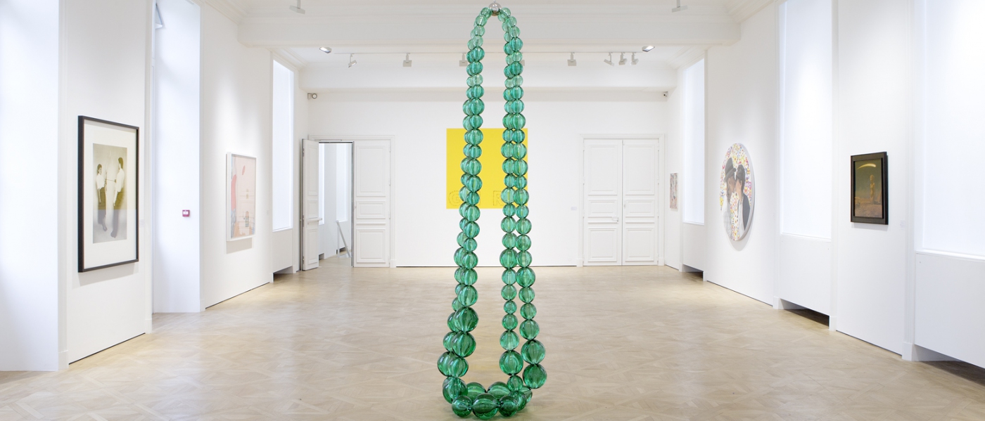 Double Collier Emeraude, 2013. Verre de Murano émeraude, inox. 330 x 50 x 60 cm.