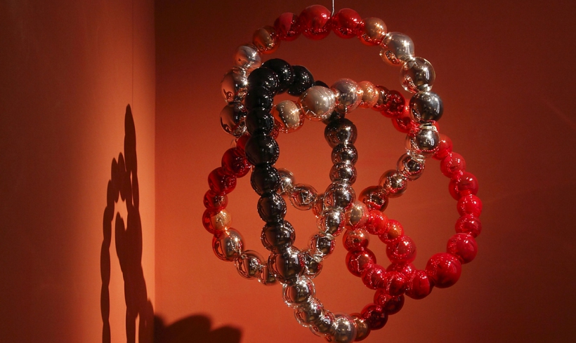 Ranunculaceae Knot, 2012. Verre rouge et noir miroité, inox. | Ranunculaceae Knot, 2012. Mirrored Red and Black Glass, Stainless Steel.