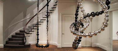 Black knot, 2012 (devant). Verre miroité, inox. The Gigantic Necklace, 2012 (au fond). Verre miroité, inox | Black Knot, 2012 (foreground). Mirrored glass, stainless steel. The Gigantic Necklace, 2012 (background). Mirrored glass, stainless steel 